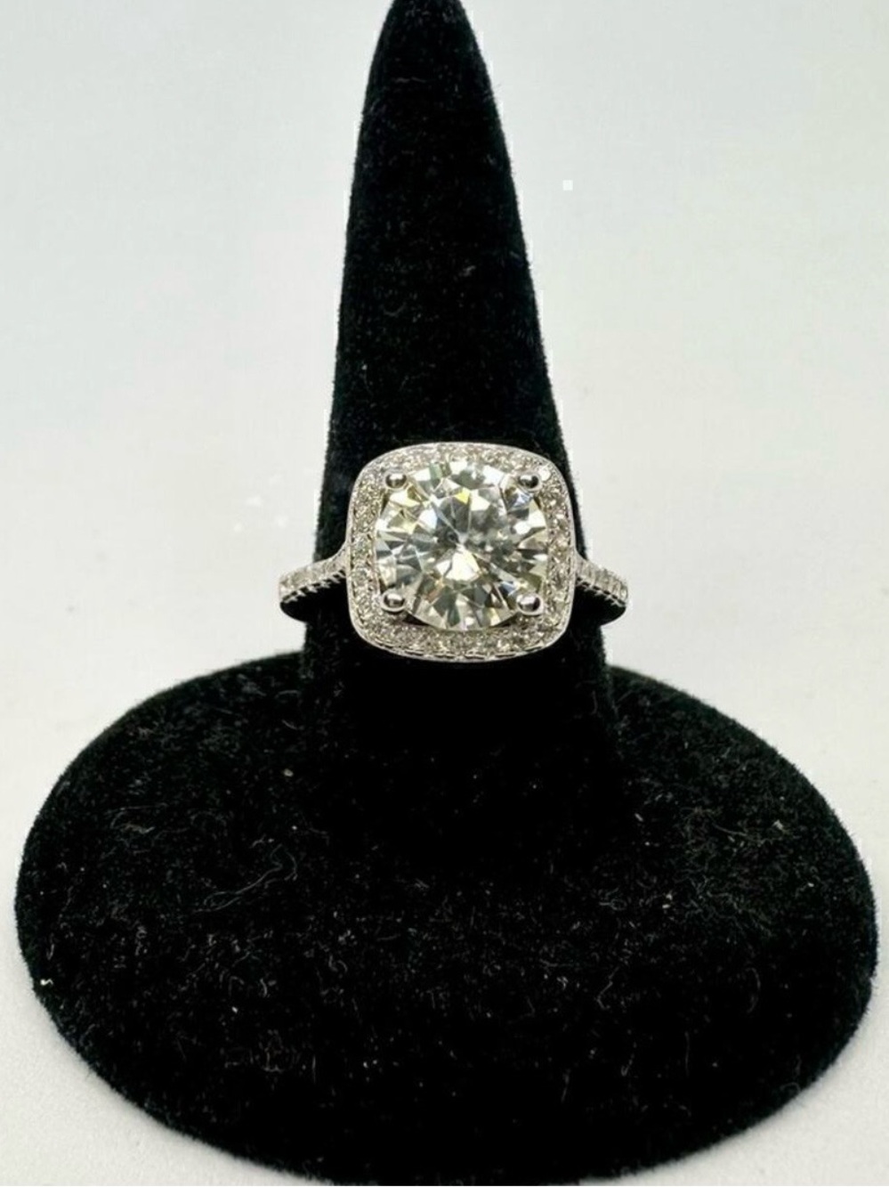 Size 9 Moissanite Round Cut Cushion
Halo Ring Brilliant 2Ct GRA
Certified